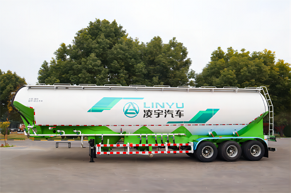 粉粒物料運(yùn)輸車的特點(diǎn)詳解！