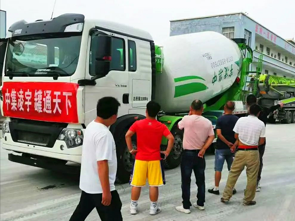 開(kāi)攤啦！凌宇攪拌車“擺攤兒”湖北，客戶當(dāng)場(chǎng)下單！