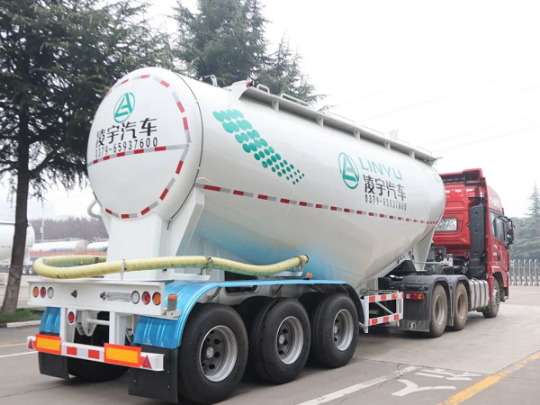 “小白罐”喜迎新搭檔，六大優(yōu)勢帶你揭秘專用牽引車